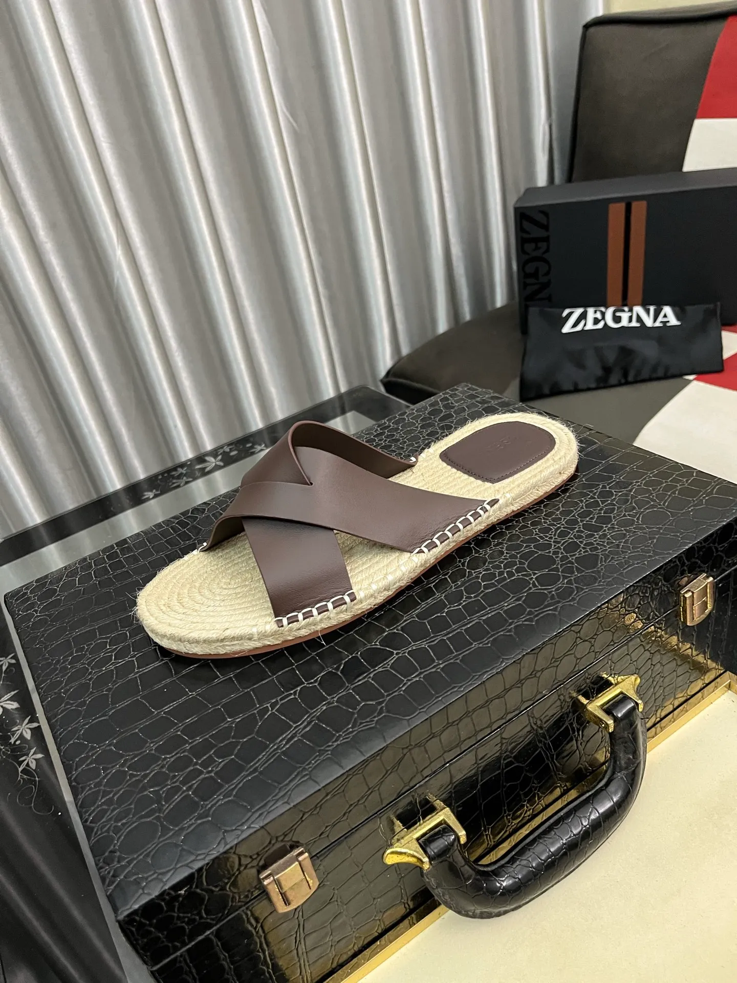 Men's shoes 💰320⌚️⌚️《HERMES》Hermès 💁♂️Men's casual slippers, compare the quality at the counter🧚🏿♂️ The upper layer has a stone pattern with clear texture, showing high-end, high-end, comfortable to wear and versatile. Purely hand-pulled, raw rubber breathable outsole, breathable and comfortable lambskin lining, 100% comfortable density, original rubber outsole wear-resistant code number 38-44. Can be customized 45-46-47